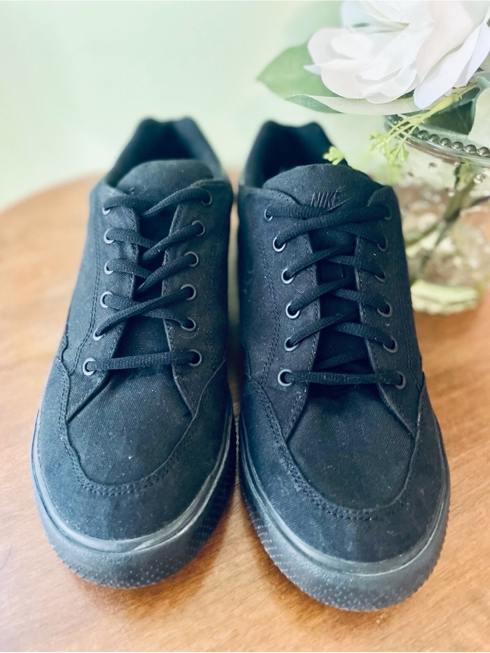 Women's Nike retro GTS 97 in triple black. Size 9